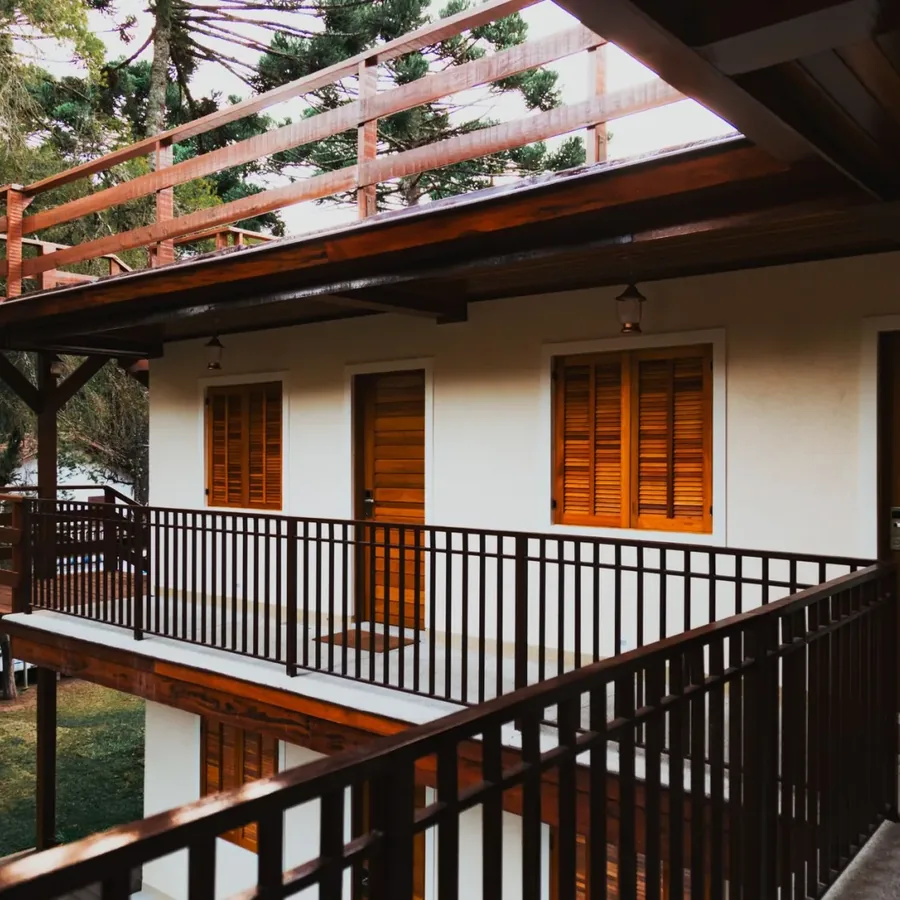 Khu để xe và cổng vào